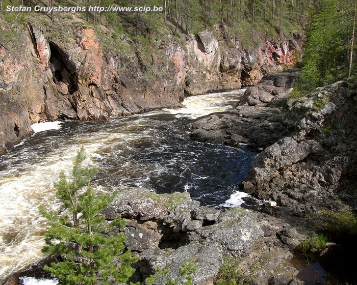 Berenroute - Oulankajoki rivier Centraal in het Oulanka NP stroom de Oulankajoki rivier die enkel canyons vormt en die uiteindelijk uitmondt in de Witte Zee. Stefan Cruysberghs